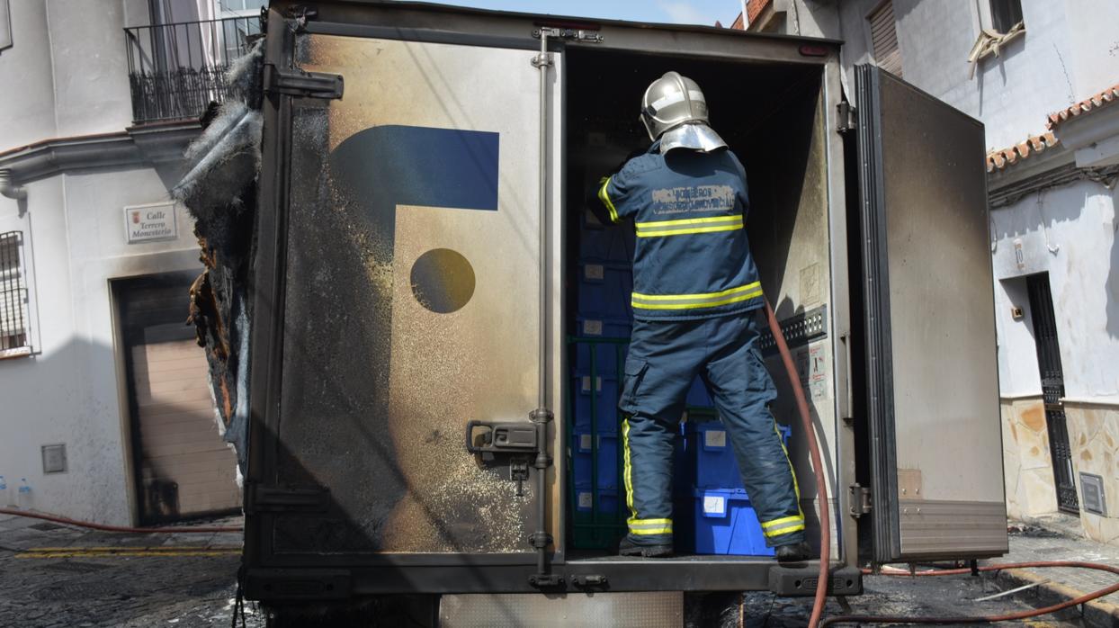 Bomberos tras sofocar las llamas del camión, en centro de San Roque.