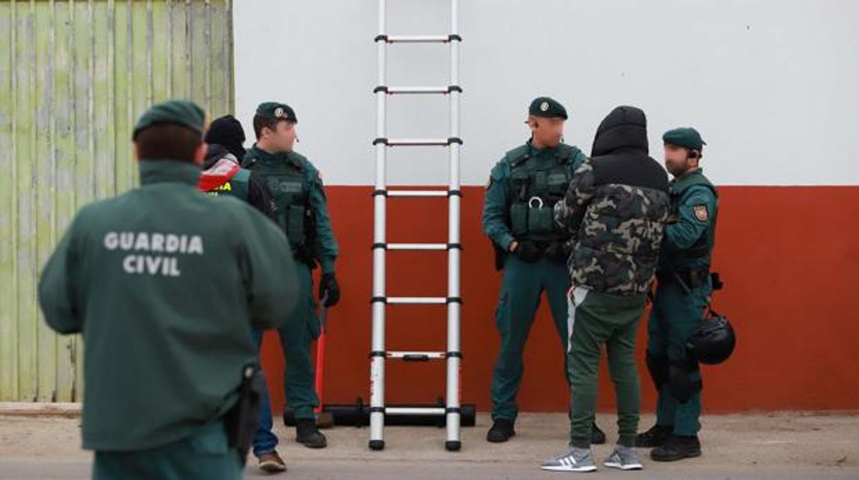 Registro y detenciones en la operación Fortín