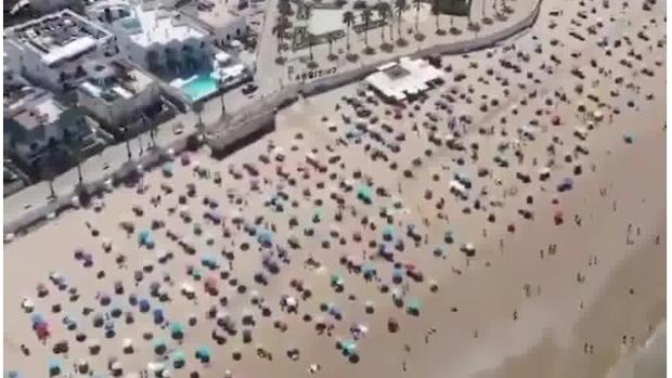 Una televisión británica pone la playa de Chipiona como ejemplo de turismo seguro frente al Covid-19