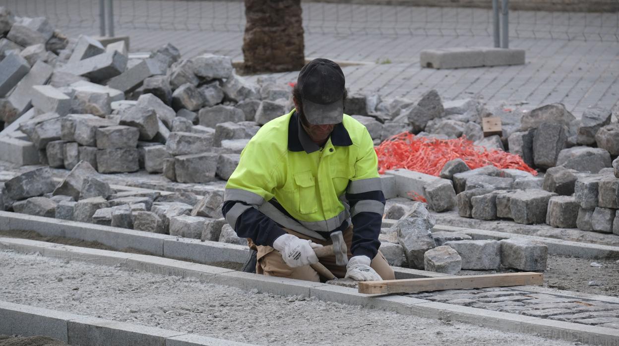 Un empleado, durante las obras de ejecución de las bandas de rodadura.