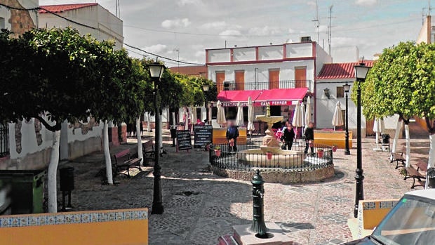 El alcalde de El Ronquillo corta la fuente pública porque roban agua para llenar piscinas