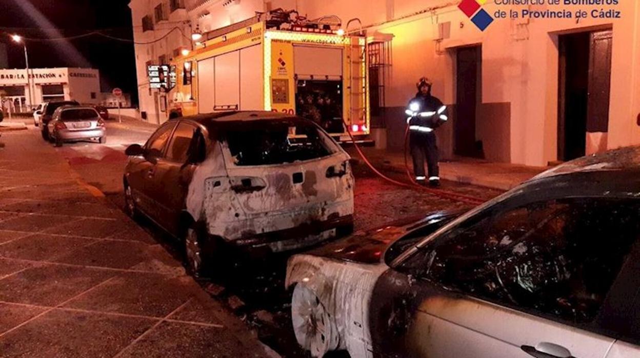 Bomberos intervino para sofocar los vehículos incendiados en Medina.