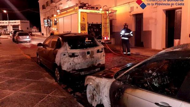 Arde un coche en el casco urbano de Medina Sidonia y otro en la A-381