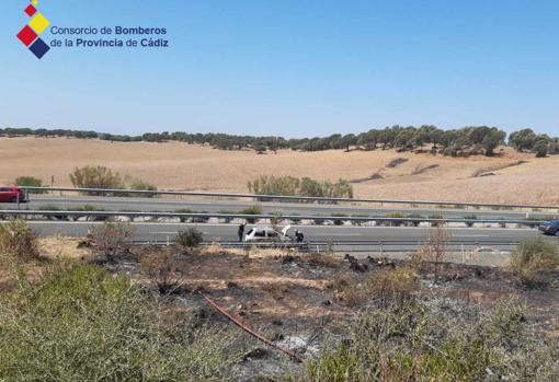 El turismo que ardió en la A-381.