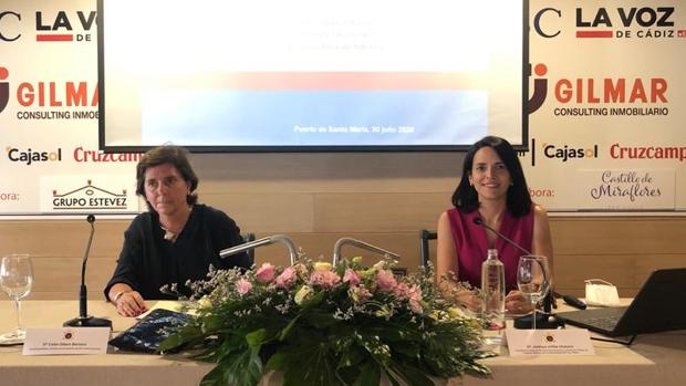 Ainhoa Uribe explica en El Puerto la realidad de los populismos en España