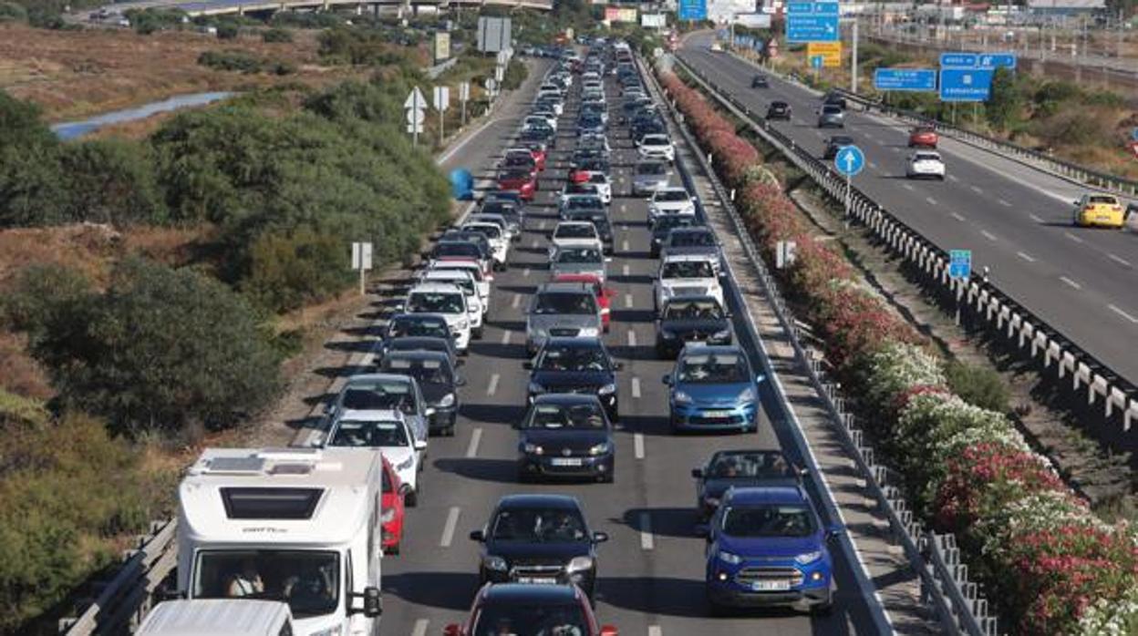 Las retenciones este fin de semana en la provincia de Cádiz aumentarán por coincidir la 'operación salida' de agosto en fin de semana.