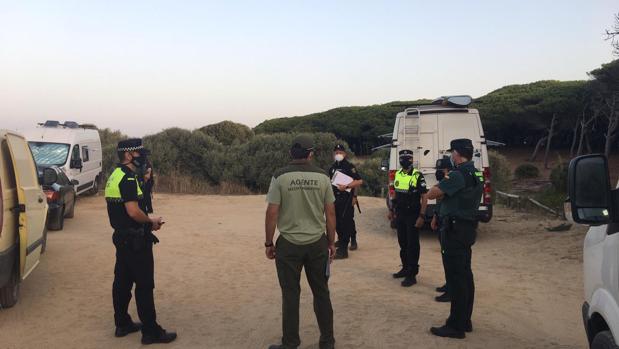 Denunciados otros 88 vehículos por acampada ilegal en Tarifa