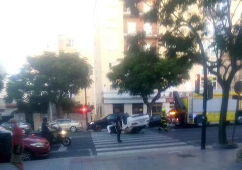 Aparatoso accidente de tráfico en la Avenida de Cádiz