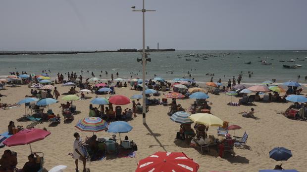 Denuncian que el dron comprado para vigilar el aforo de las playas en Cádiz solo ha volado una vez