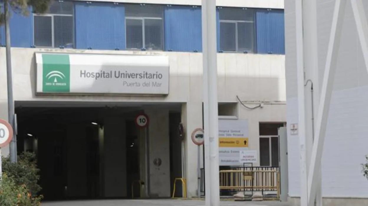 El origen de los contagios entre sanitarios del Puerta del Mar, fuera del hospital