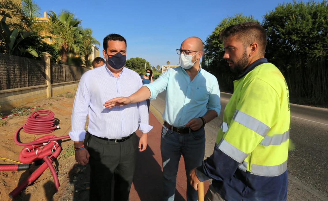 El alcalde visitando el inicio de las obras.