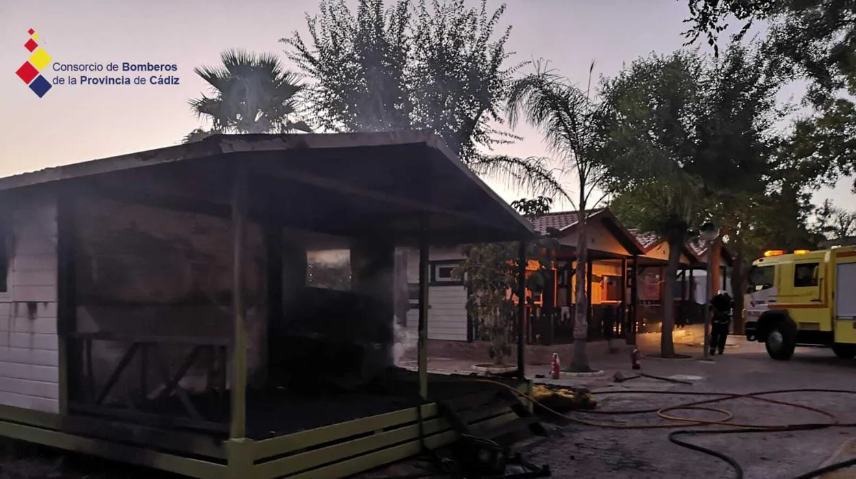 El fuego se originó en el interior de un bungalow del camping.