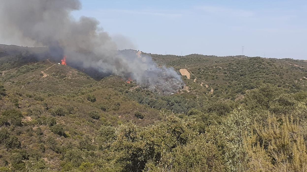 Imagen del incendio de Aználcollar en la tarde del martes cuando se declaró