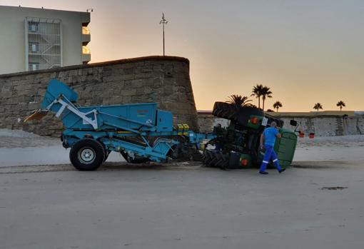 El operario dio aviso de lo sucedido al servicio municipal adscrito a Playas.