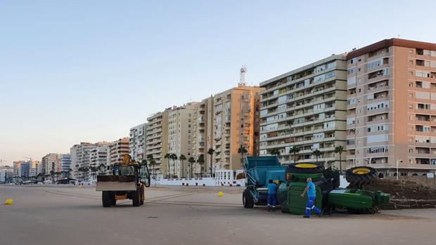 Pequeño susto en la playa Victoria de Cádiz al volcar un vehículo municipal