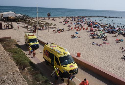 Hasta la playa de Santa María del Mar se desplazaron varias ambulancias