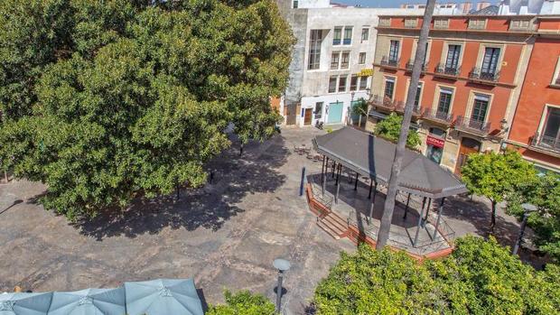 Jerez construye una pista de baile permanente al aire libre para dar actividades a los mayores