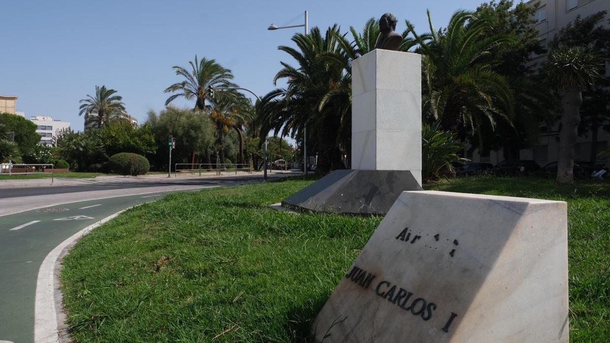 La avenida gaditano presenta un aspecto descuidado en sus elementos urbanos.