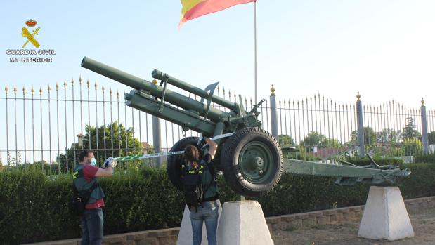 La Guardia Civil precinta un arma de guerra expuesta en una finca privada en Mairena del Alcor