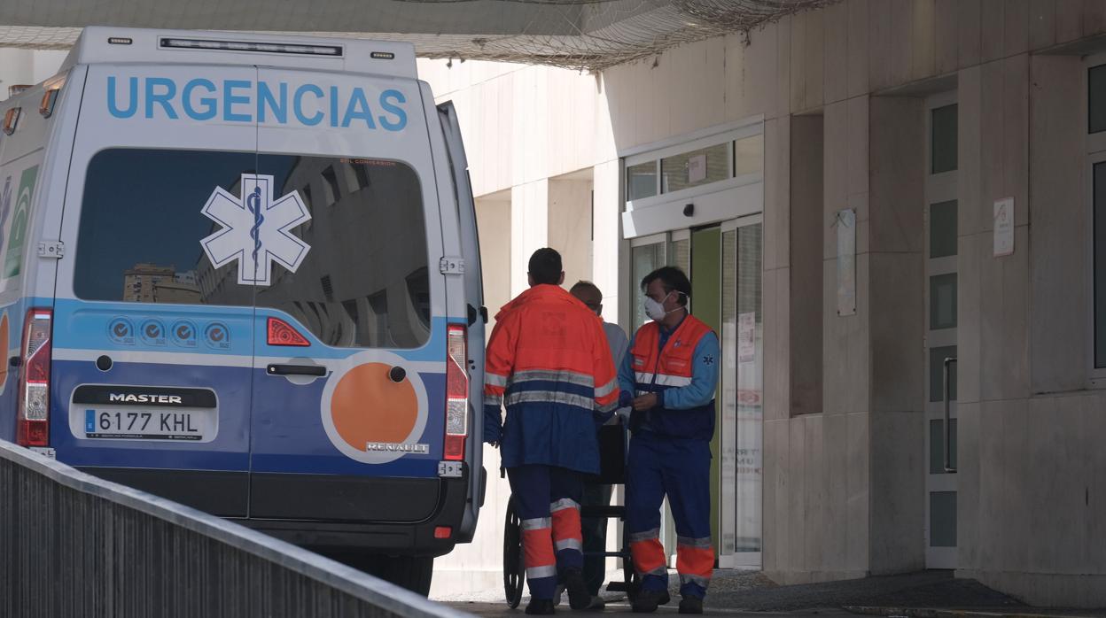 Ambulancia en Hospital Puerta del Mar