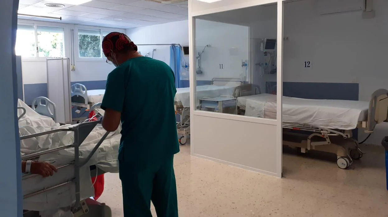 Un sanitario atiende a un paciente en el Hospital de Puerto Real.