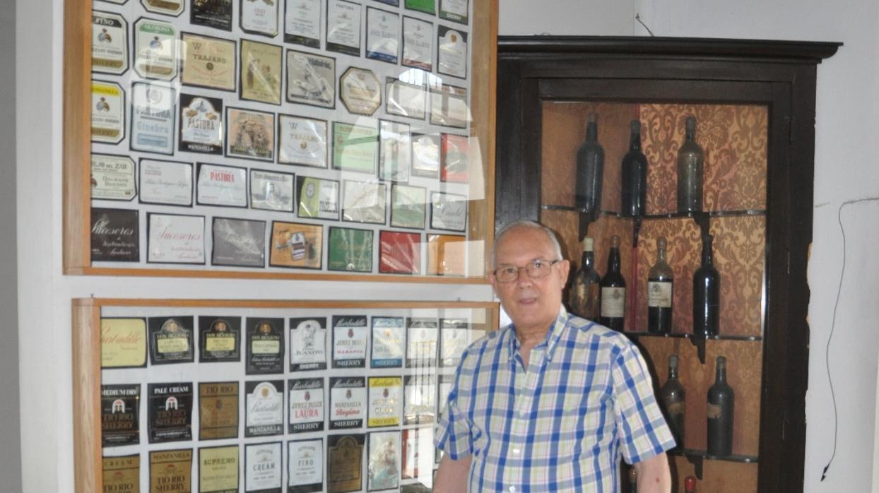 Francisco Odero, coleccionista de Sanlúcar ante la muestra de etiquetas