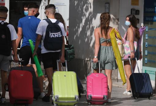 Jóvenes turistas, a su llegada a Cádiz.