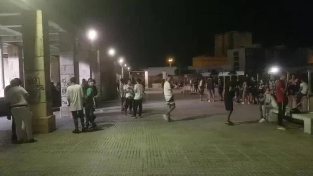 Botellón en la Punta de San Felipe de Cádiz pese al avance de la pandemia