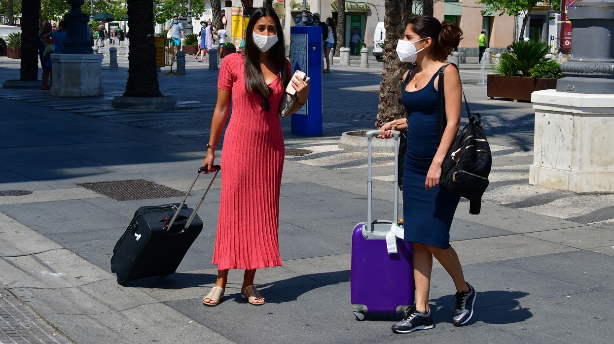 Llevar mascarilla en la vía pública sigue siendo obligatorio.