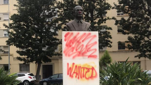 El busto de Juan Carlos I en Cádiz amanece con pintadas ofensivas