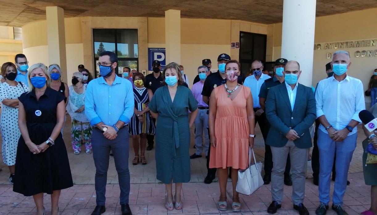 Imágenes del minuto de silencio por la última víctima mortal de la violencia machista en La Línea.