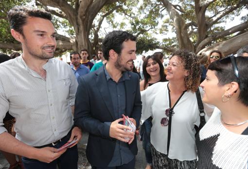 Rocío Sáez, junto a Martín Vila y Alberto Garzón..