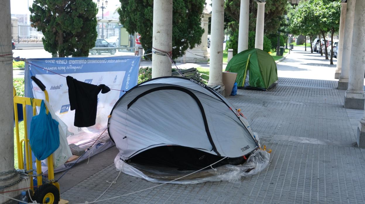 Asentamiento improvisado de personas sin hogar en la plaza de las Tortugas.