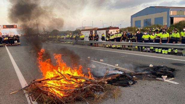 Trabajadores del metal cortan el puente Carranza con barricadas de fuego en demanda de carga de trabajo