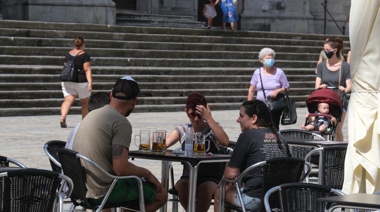 Personas sentadas en una terraza de Cádiz.