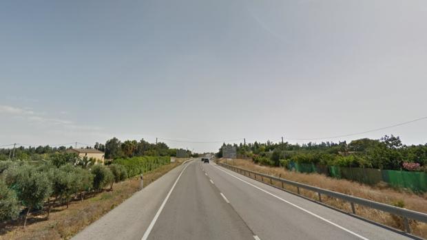 Una persona fallecida al colisionar una moto y un coche en Lebrija