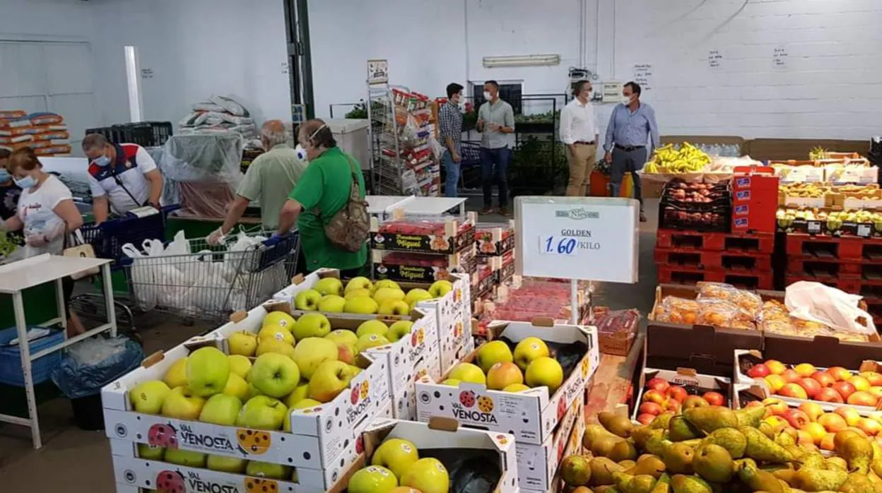 Cientos de sevillanos se desplazan cada semana hasta Los Palacios y Villafranca para comprar fruta y verdura
