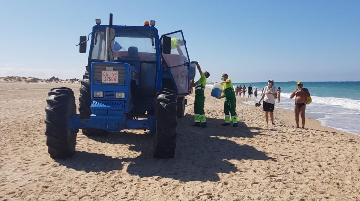 Encargados de la limpieza de Camposoto retiran las garrafas de combustible