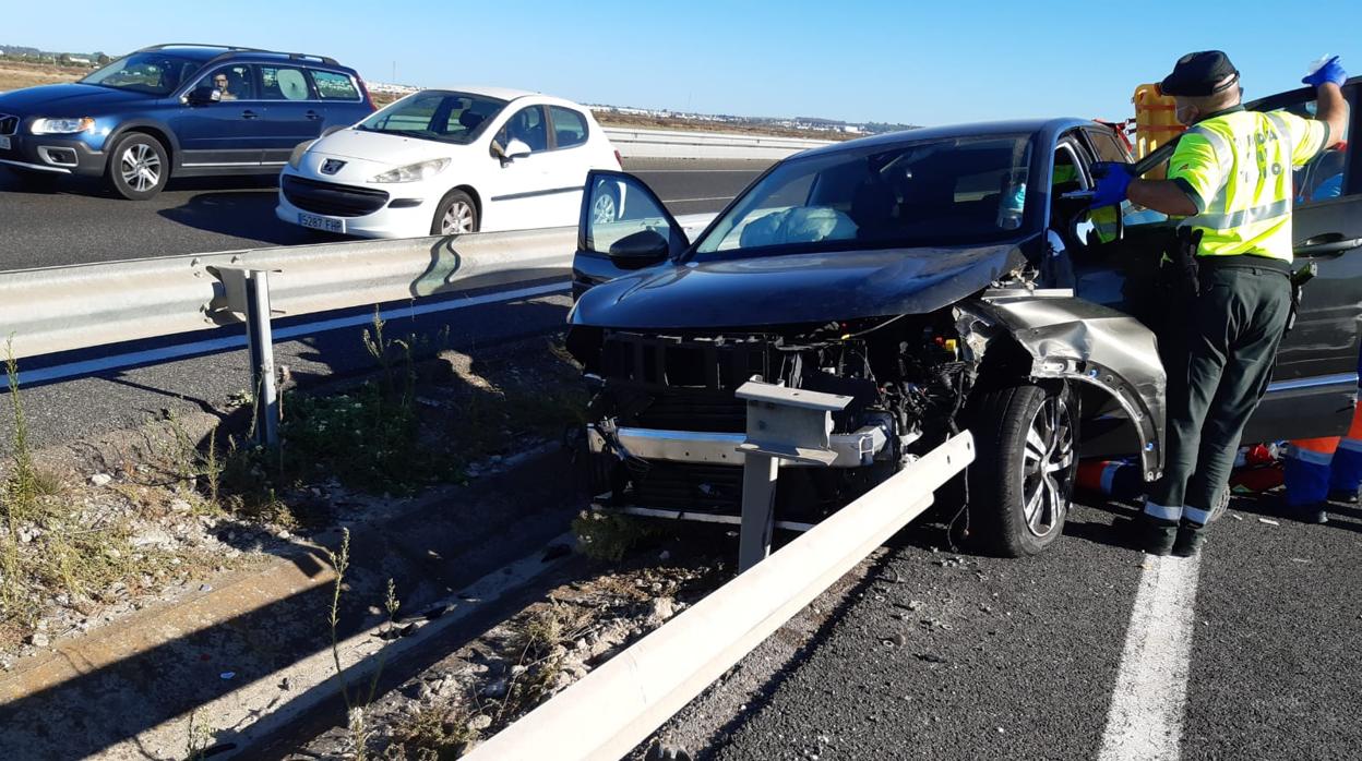 Momento de la actuación tras el accidente de tráfico.