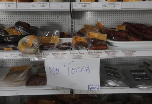 Un cartel pide precaución para evitar contagios en la tienda de Sabores de Paterna, en el municipio de La Janda.