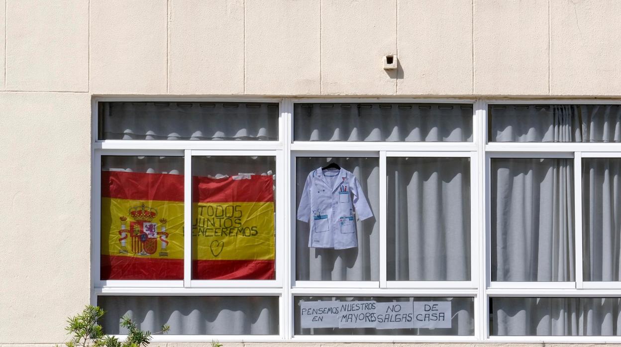 Imagen de una ventana de Cádiz durante el confinamiento