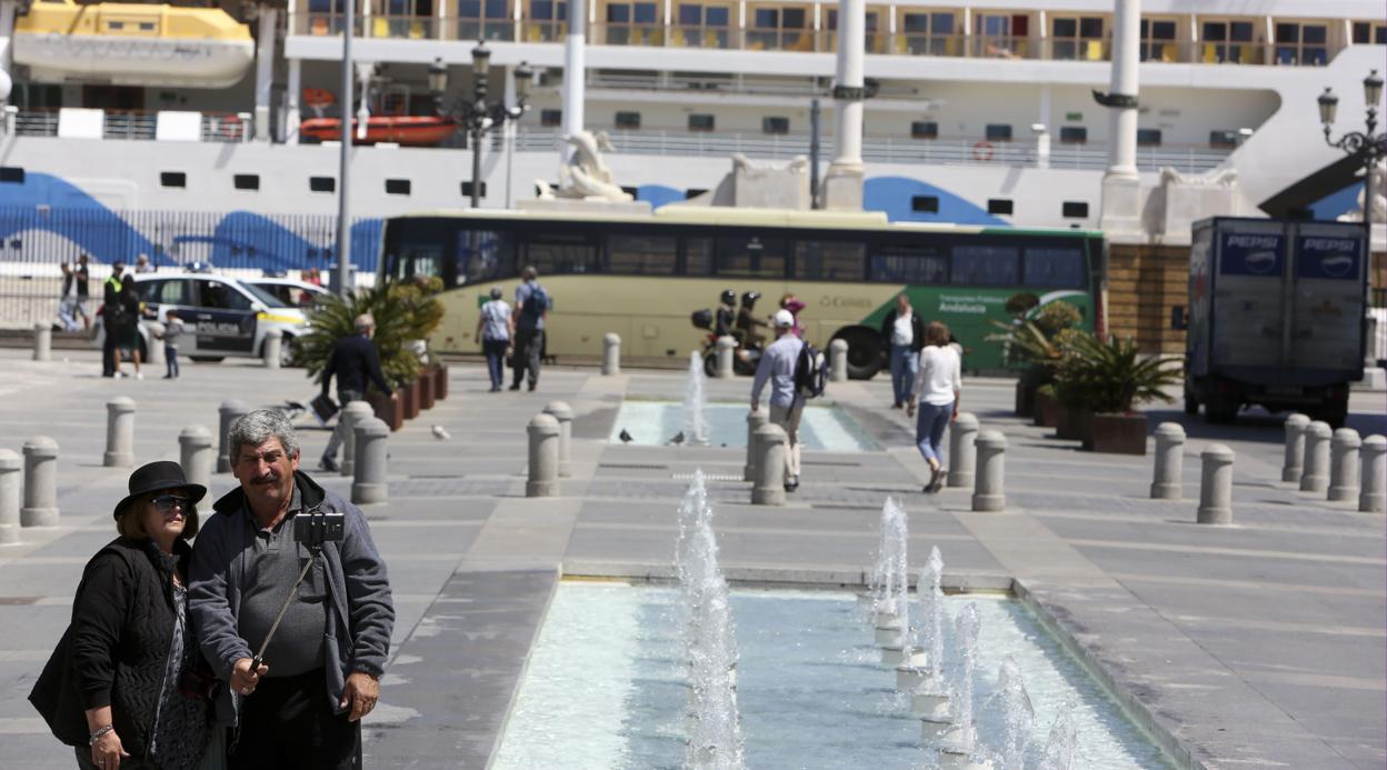 La ausencia de cruceristas en la ciudad ha dejado sin actividad a muchos guías turísticos.