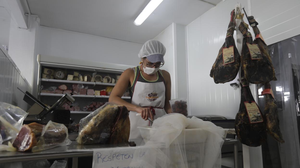 Una de las trabajadoras de Sabores de Paterna, con mascarilla.