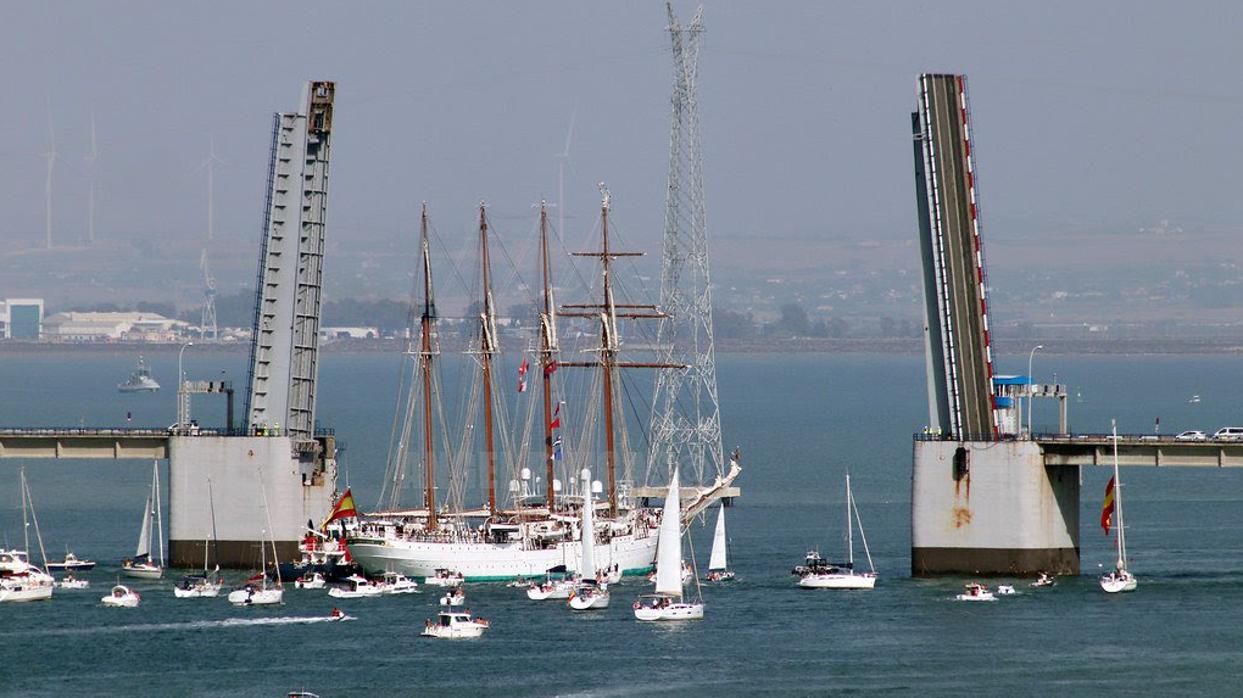 Embarcaciones gaditanas acompañando al Elcano en la partida de una de sus singladuras desde Cádiz.