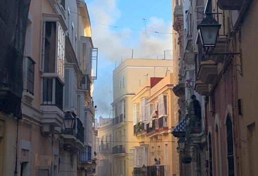 Fuego en una vivienda de la calle Sagasta, en Cádiz