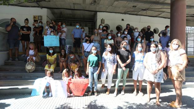 Padres del Josefina Fornell se concentran ante el centro para pedir su apertura