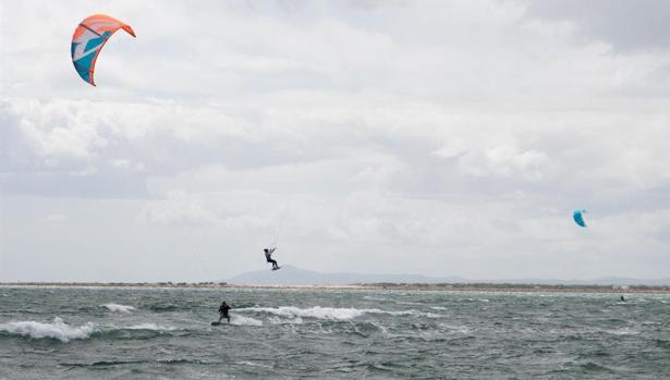 Herido cuando practicaba kitesurf en la playa de Los Lances de Tarifa