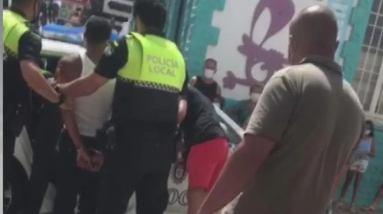 La Policía Local de Tarifa durante un arresto el pasado fin de semana