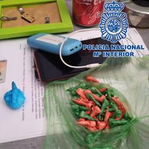 La Policía se incautó de numerosas dosis de droga que vendían desde domicilios del clan en la barriada de Las Palomeras.