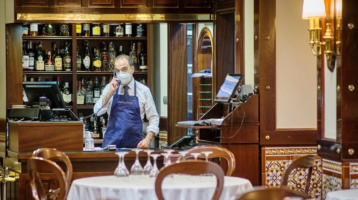 El restaurante El Faro de Cádiz reabre sus puertas tras dar negativo todos los empleados